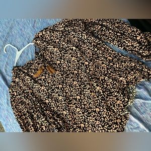 Size Xl! Cute top! Bought it and it’s a tad small for me! Never worn!